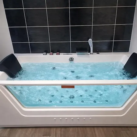 Cinema #5#- Jacuzzi *